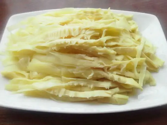 Sơ chế măng làm món vịt nấu măng