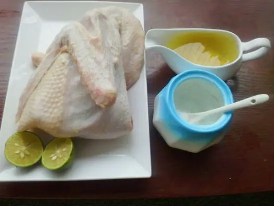 Sơ chế phần thịt vịt cho món vịt nấu măng