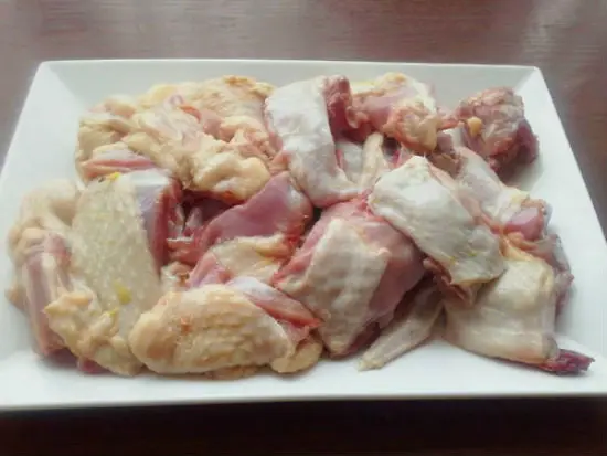 Trước khi nâú món vịt ướp măng chặt vịt thành miếng vừa ăn