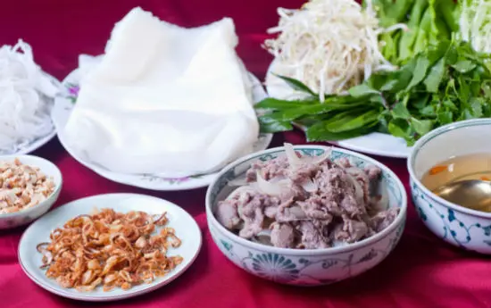 Sơ chế nguyên liệu làm phở cuốn