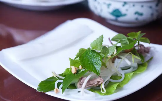 Thưởng thức món phở cuốn cực ngon
