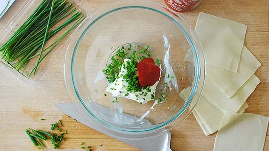 cách làm hoành thánh nhồi cream cheese và sốt cay 2