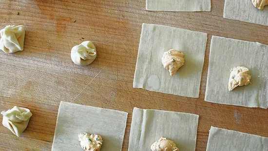 cách làm hoành thánh nhồi cream cheese và sốt cay 4