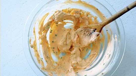 cách làm hoành thánh nhồi cream cheese và sốt cay 3