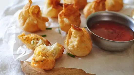 Viên hoành thánh nhồi cream cheese và sốt cay hấp dẫn